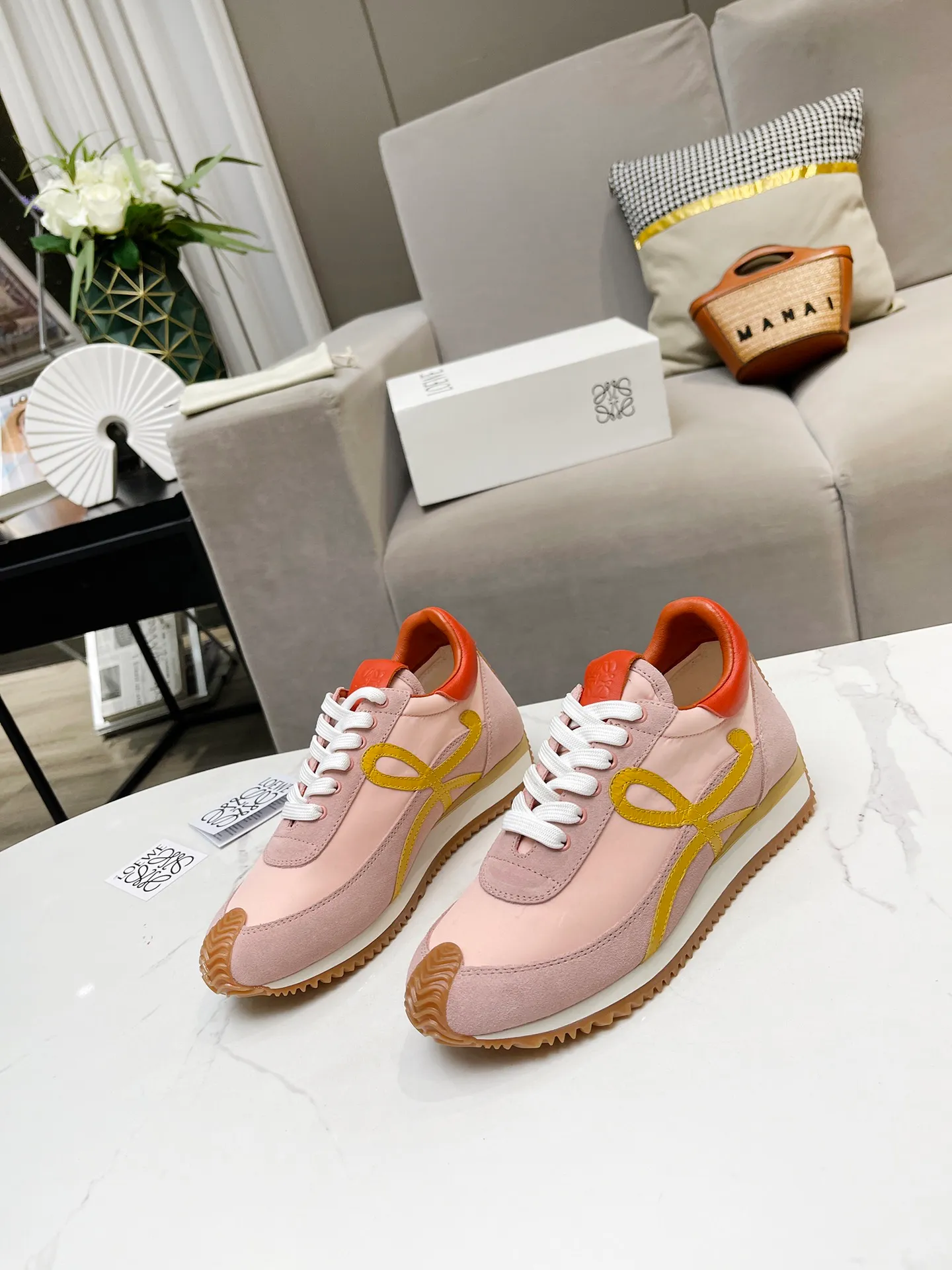 👟👟Ex-factory price 520👟👟 Men's code +10 Women's model: 35--39 (customized code 40 for women), Men's model: 40--44 (customized code 45 for men), 🔥🔥Hot LOEWE 2024 latest inner color block moral training shoes Forrest Gump shoes super good-looking super versatile color block stitching upper Very high-end hidden inner vagina 4cm! The heel has a novel design, is soft and comfortable, and has an exclusive brand logo on the side. It will be rated as the most comfortable sneaker of the year and is a must-have for your shoe cabinet!  The upper is made of special original cowhide + original cloth imported from Australia. The cowhide insole / original private model is exclusively customized with a 1:1 outsole!  Complete set in original packaging.
